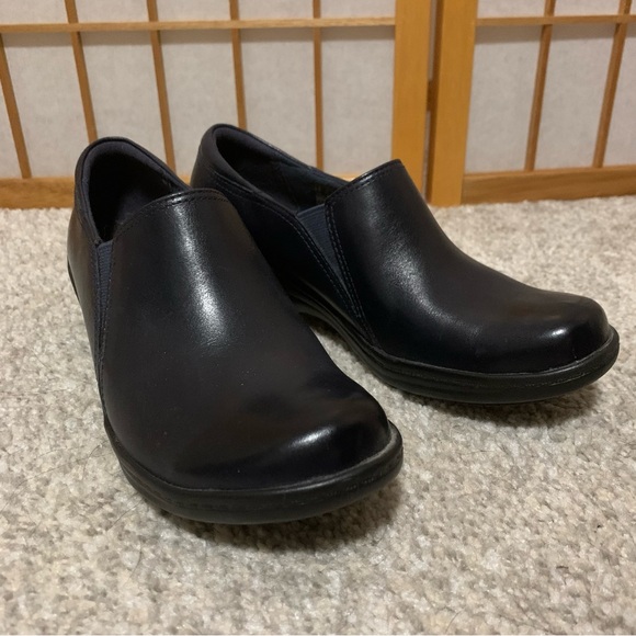 Clark’s navy slip resistant slip-ons, size 6.5. - Picture 2 of 11